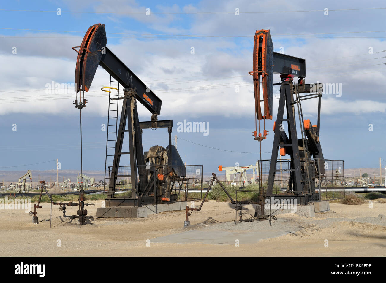 Nickend Esel das Midway-Sonnenuntergang-Ölfeld neben dem Elk Hills Marine Petroleum Reserve, Kern County, CA Stockfoto