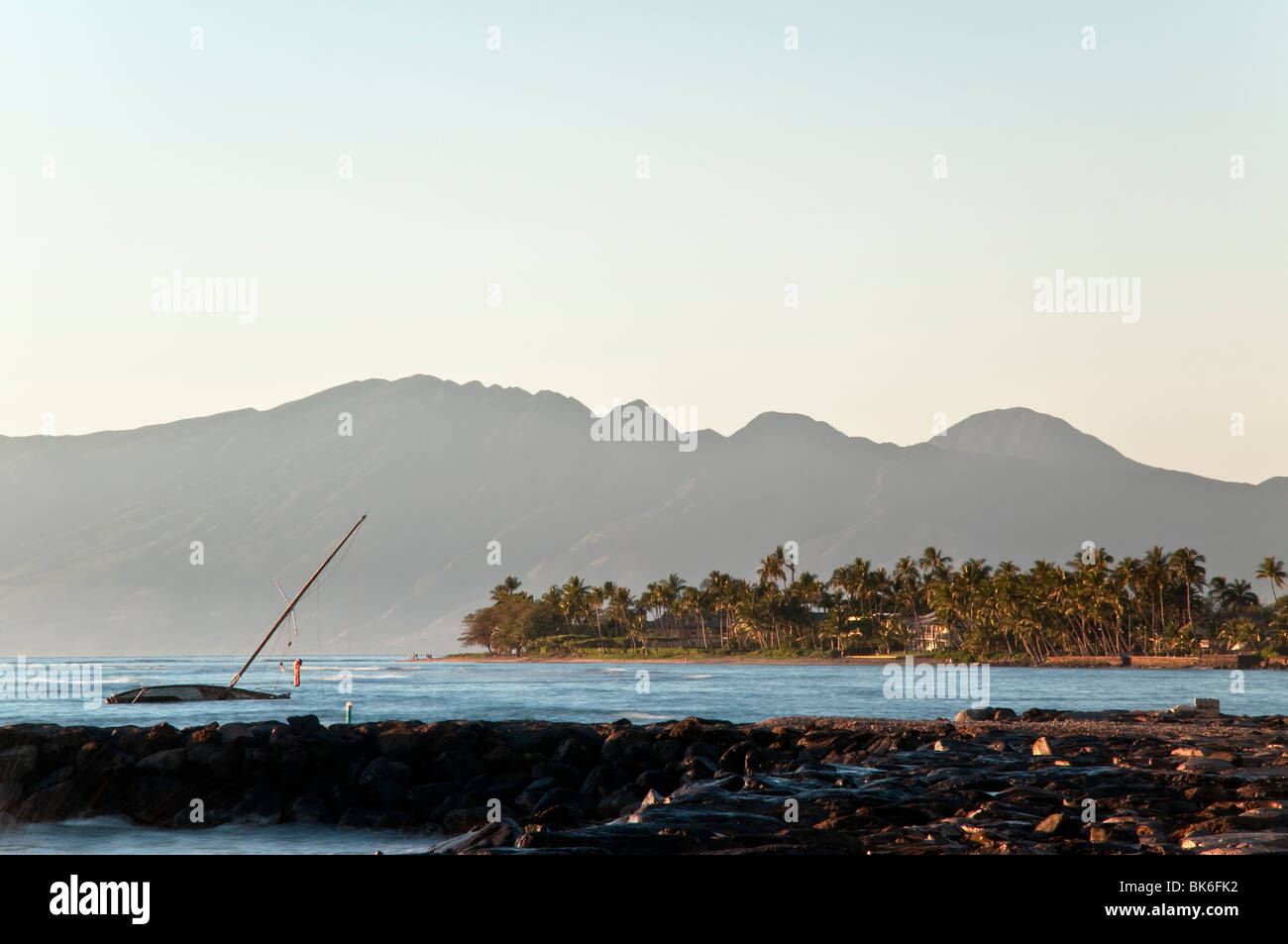 Insel Molokai und versunkenen Yacht von Lahaina Harbor Wand Stockfoto