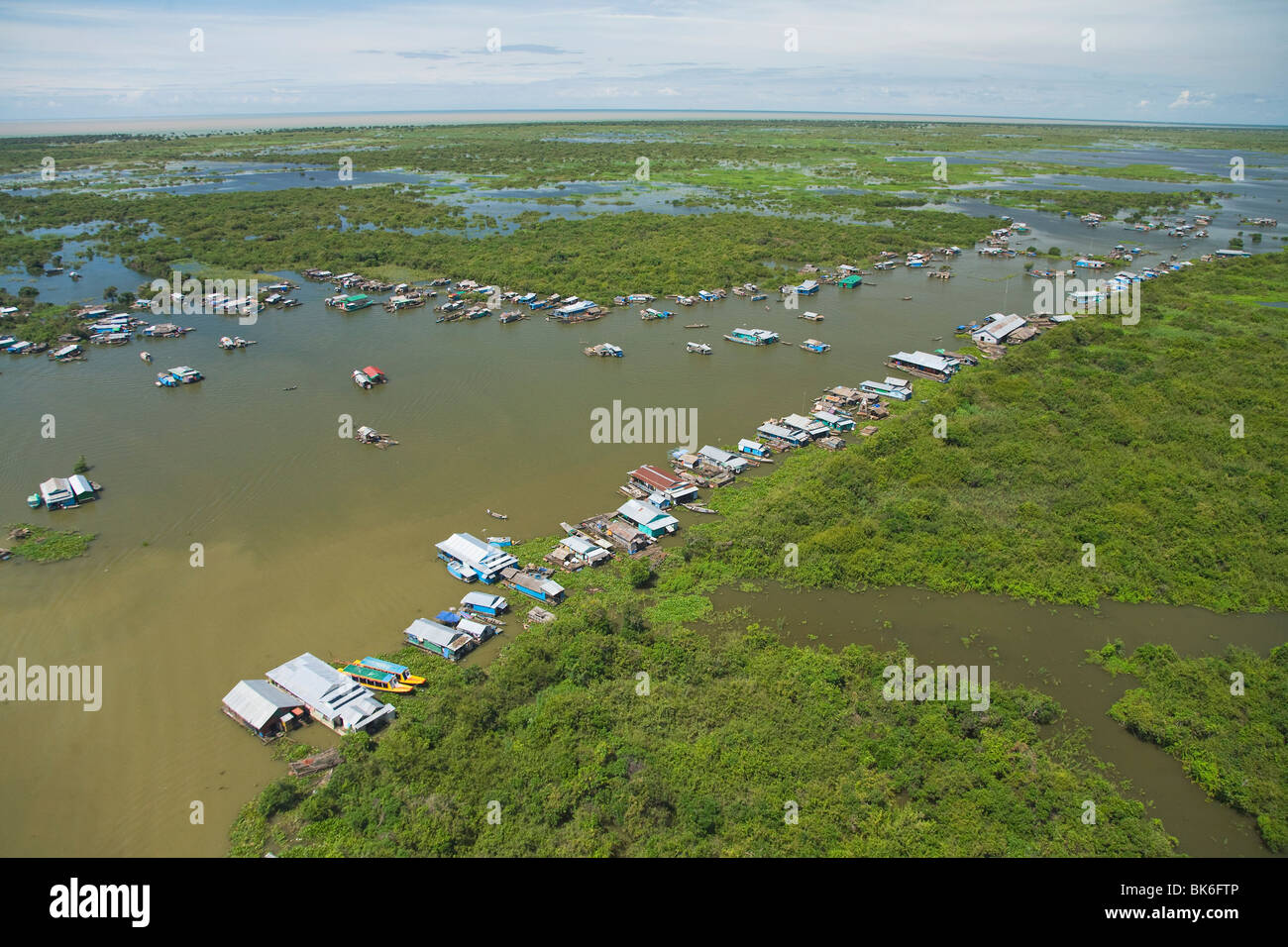 Luftbild von der schwimmenden Dorf von Chong Kneas am Rande der Tonle Sap See In Kambodscha Stockfoto