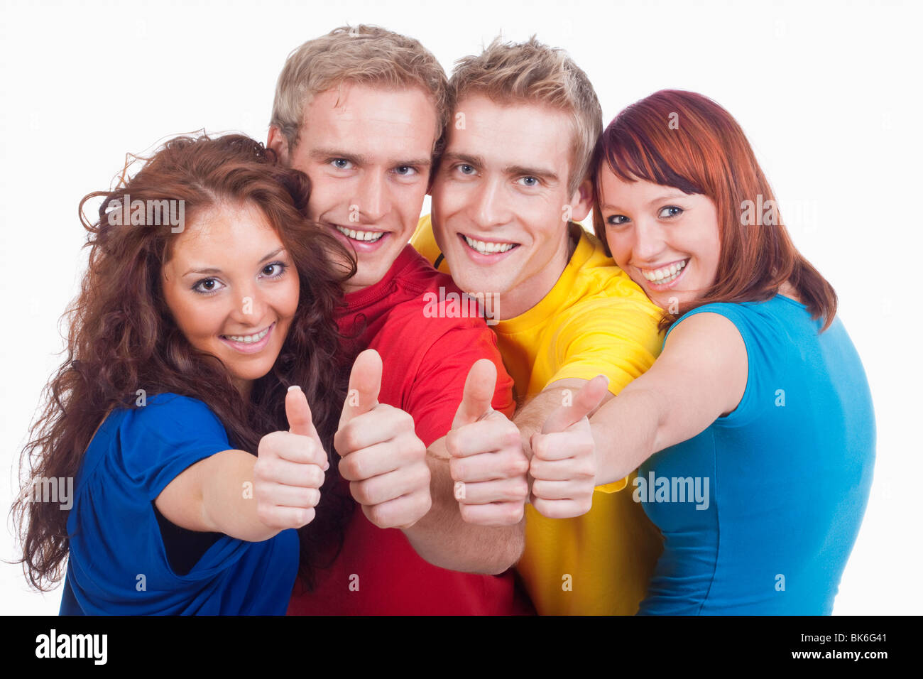 Porträt einer Gruppe von vier glückliche junge Menschen zeigen, Daumen hoch Zeichen Stockfoto