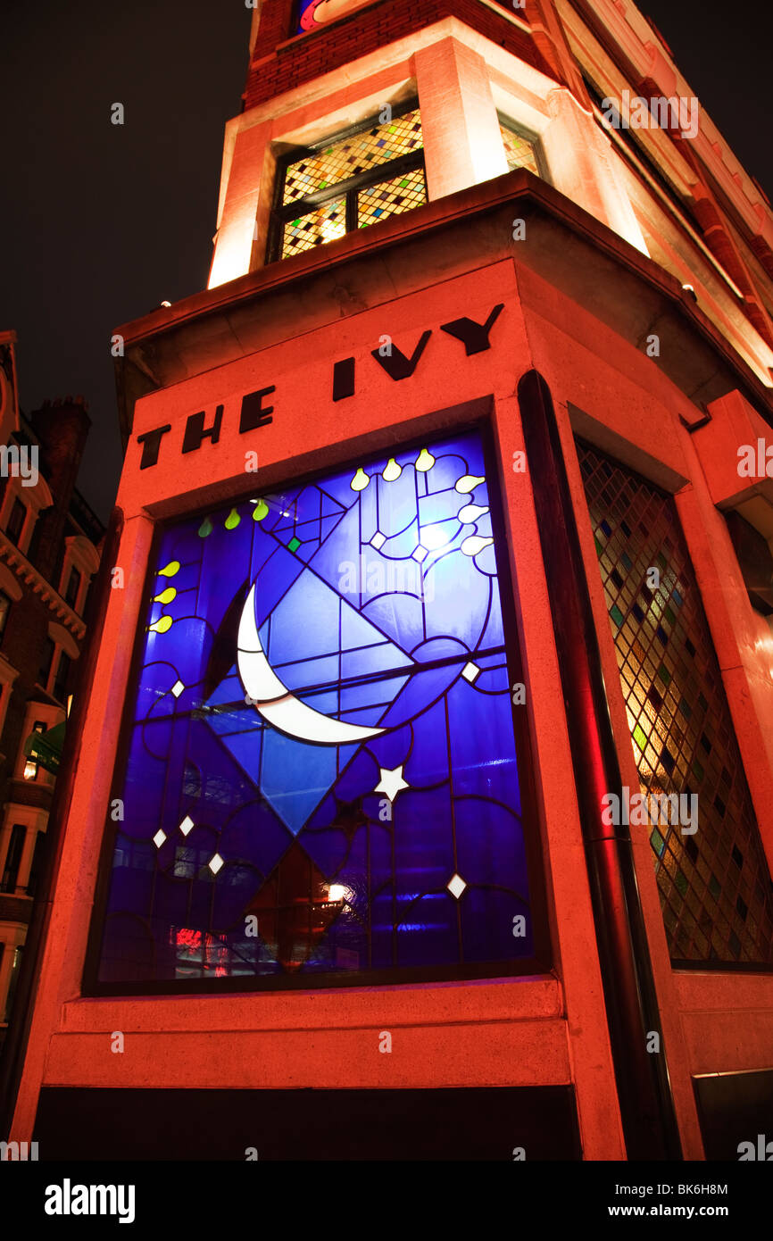 Fassade des Ivy Restaurant im Zentrum von London bei Nacht, London, England, UK Stockfoto
