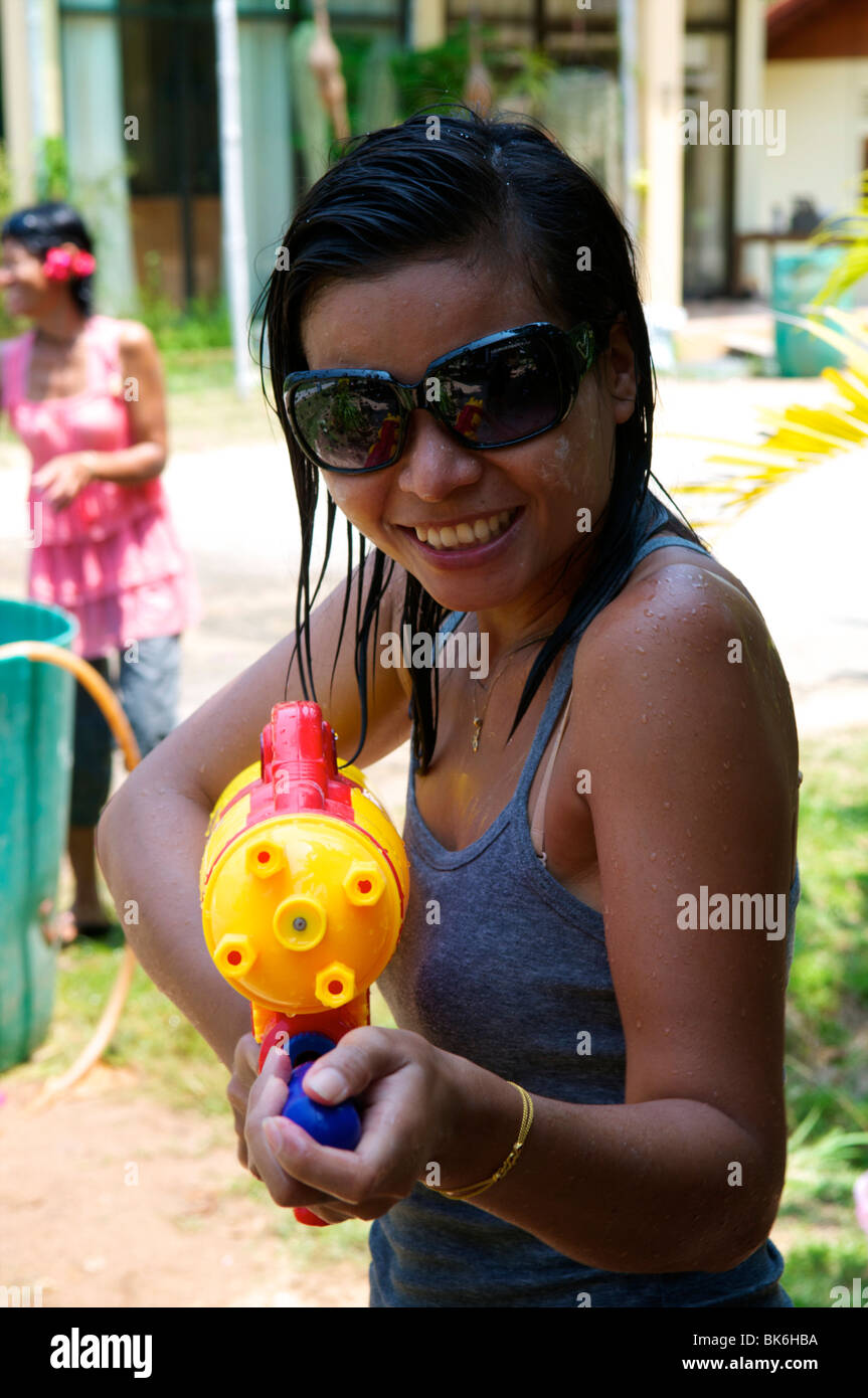 Thai Lady mit Wasserpistole an Songkran Festival Koh Phangan Thailand Stockfoto