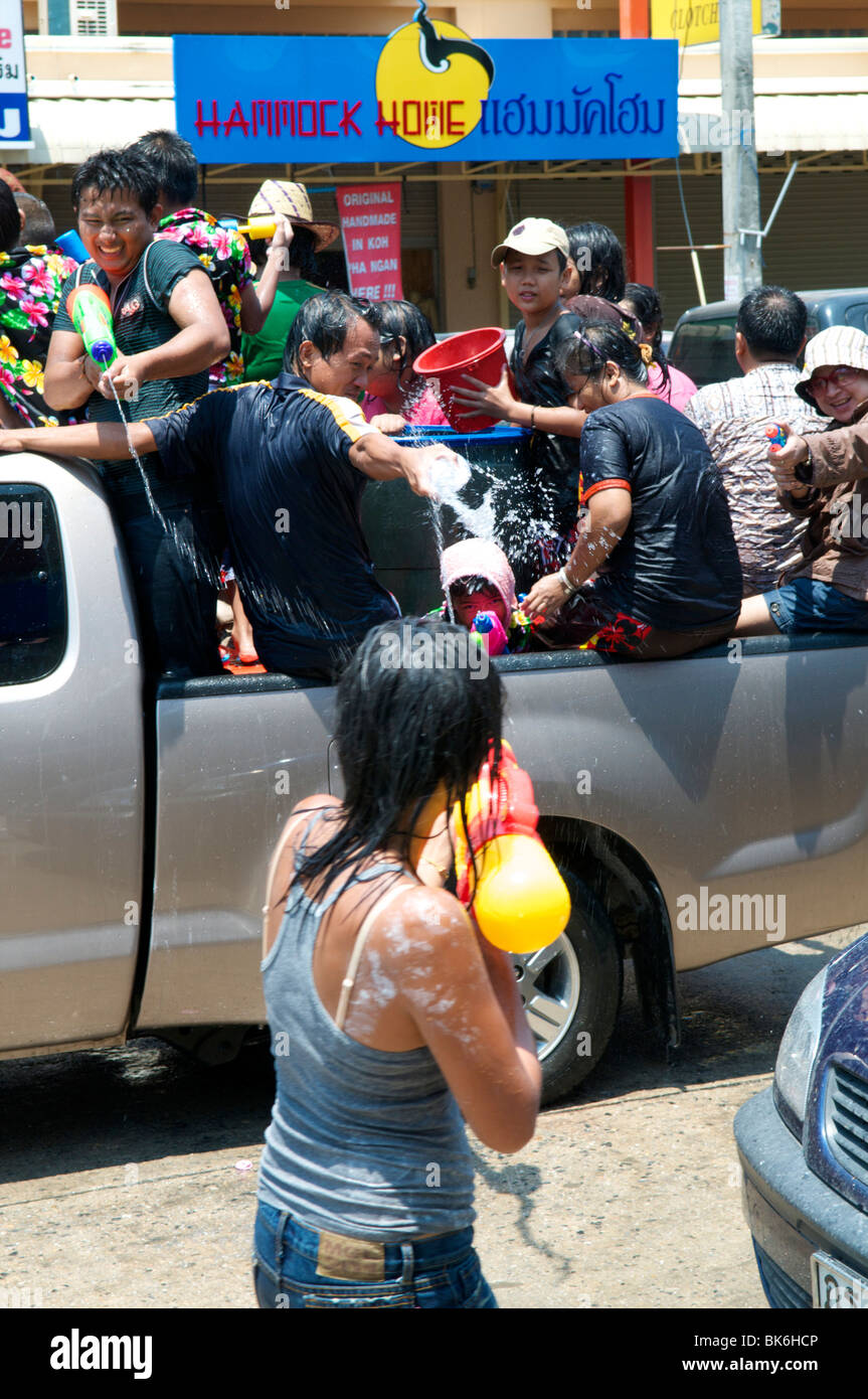Thai Lady kämpft ein Pickup-Truck voller Menschen an den Songkran festical in Koh Phangan Thailand Stockfoto