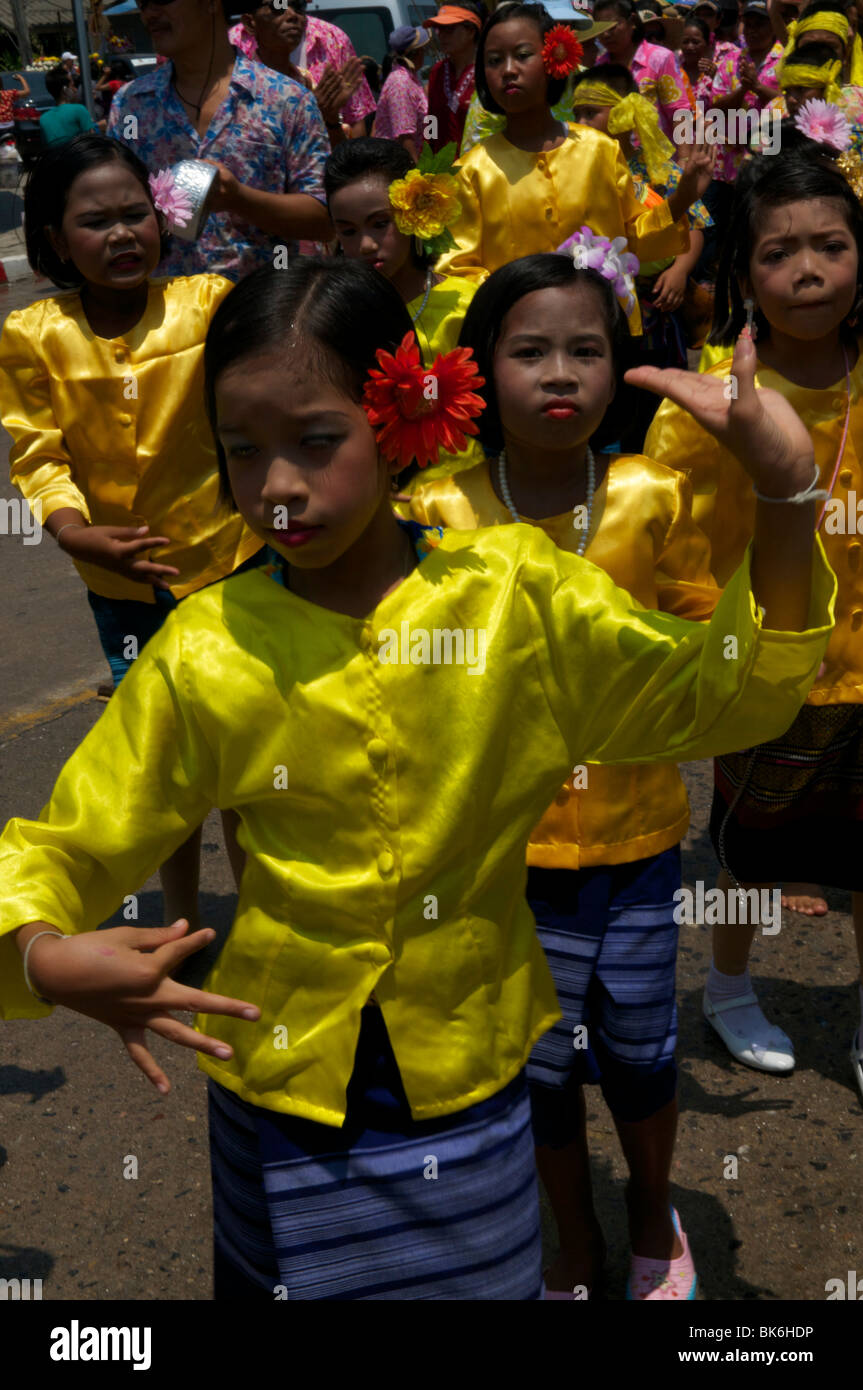 Kinder tanzen beim Songkran Festival in Koh Phangan Thailand Stockfoto