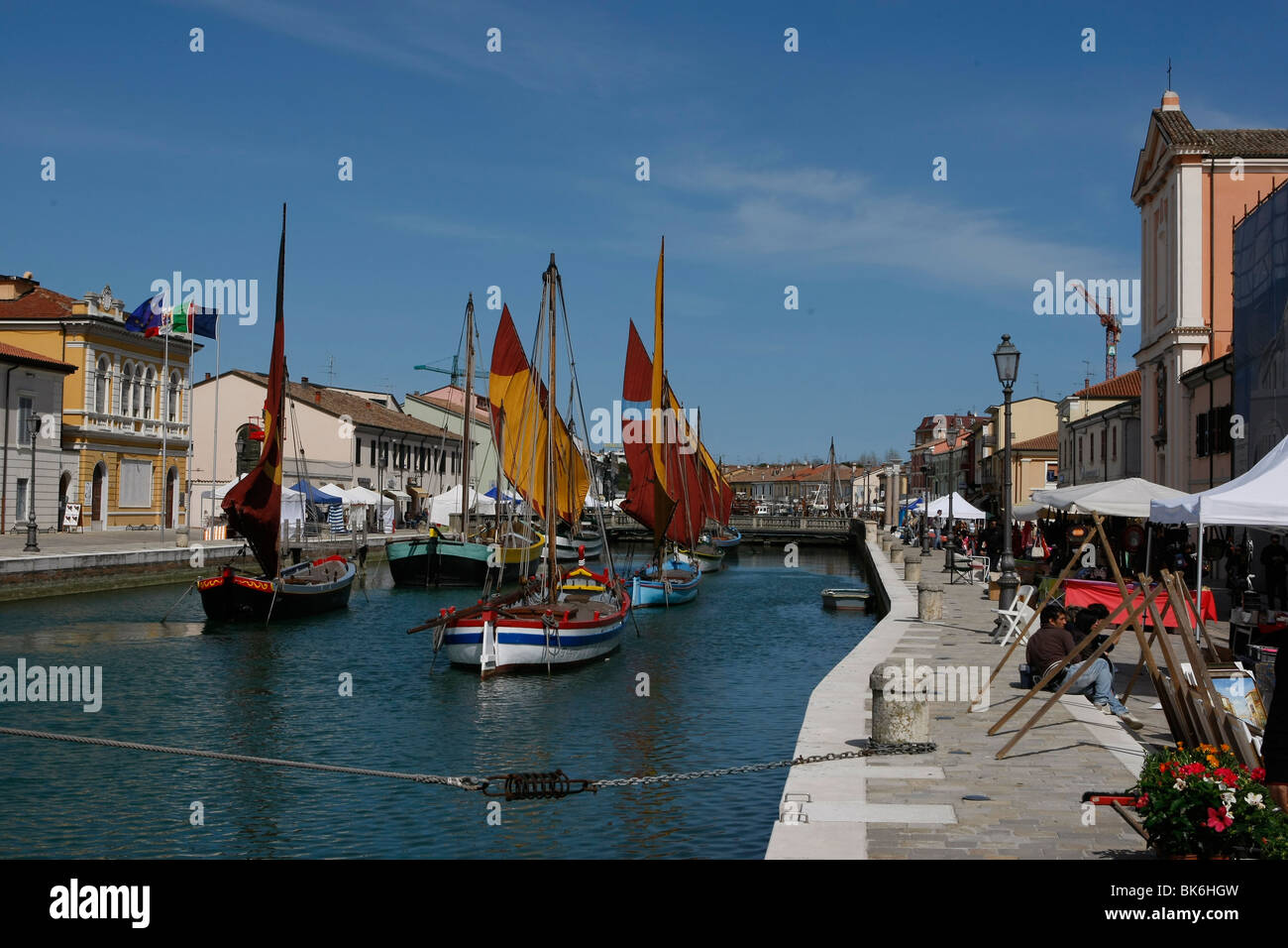 Museumsschiffe im Hafenkanal, der von Leonardo da Vinci, Cesenatico, Forlì-Cesena Provinz Emilia-Romagna, Italien entwickelt wurde, Stockfoto