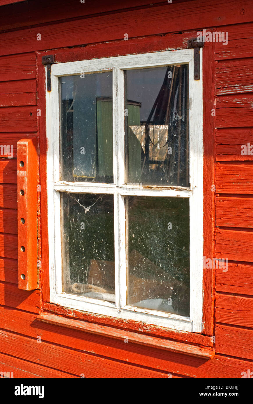 Alte Fenster, die fehlende Farbe auf dem Land. Limfjord, Dänemark,  Scandinavia Stockfotografie - Alamy