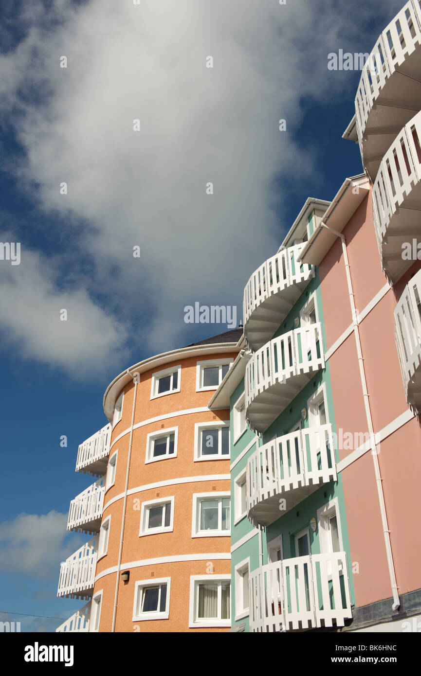 Bunt bemalte am Meer Wohnung Wohnungen, Aberystwyth Wales UK Stockfoto