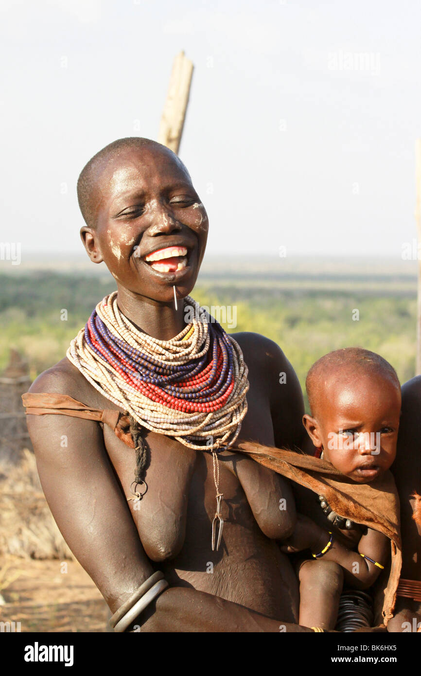 Afrika, Äthiopien, Omo-Tal, Frau des Stammes Karo mit baby Stockfoto