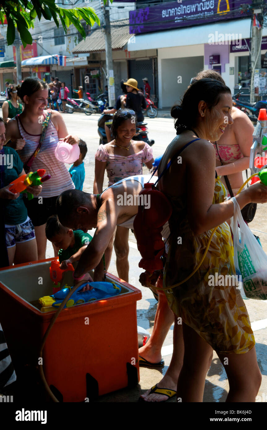 Menschen Nachfüllen Wasserpistolen beim Songkran Festival in Koh Phangan Thailand Stockfoto