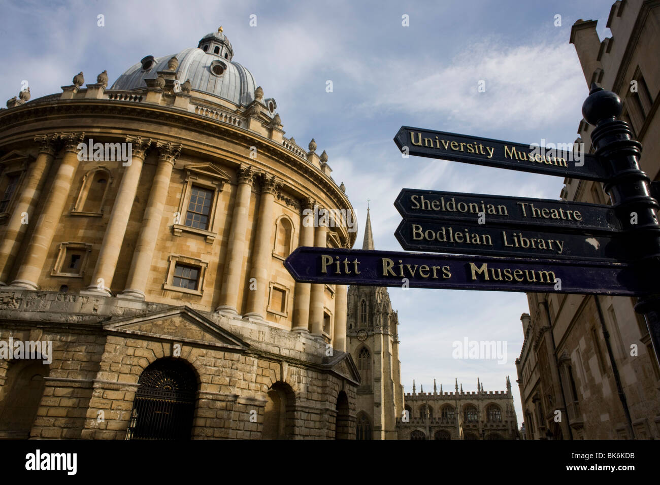 Die Radcliffe Camera und touristische Wegweiser auf andere berühmten Sehenswürdigkeiten in Oxford Stockfoto