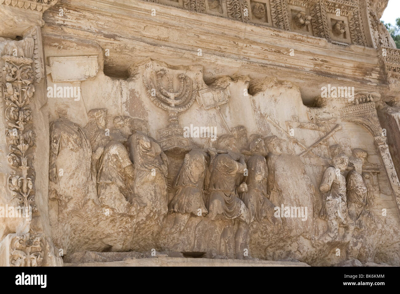 Italien, Rom, Bogen von Titus (Titus Tor oder Arcus Titi) – die Eroberung von Jerusalem. Details der Menora Stockfoto