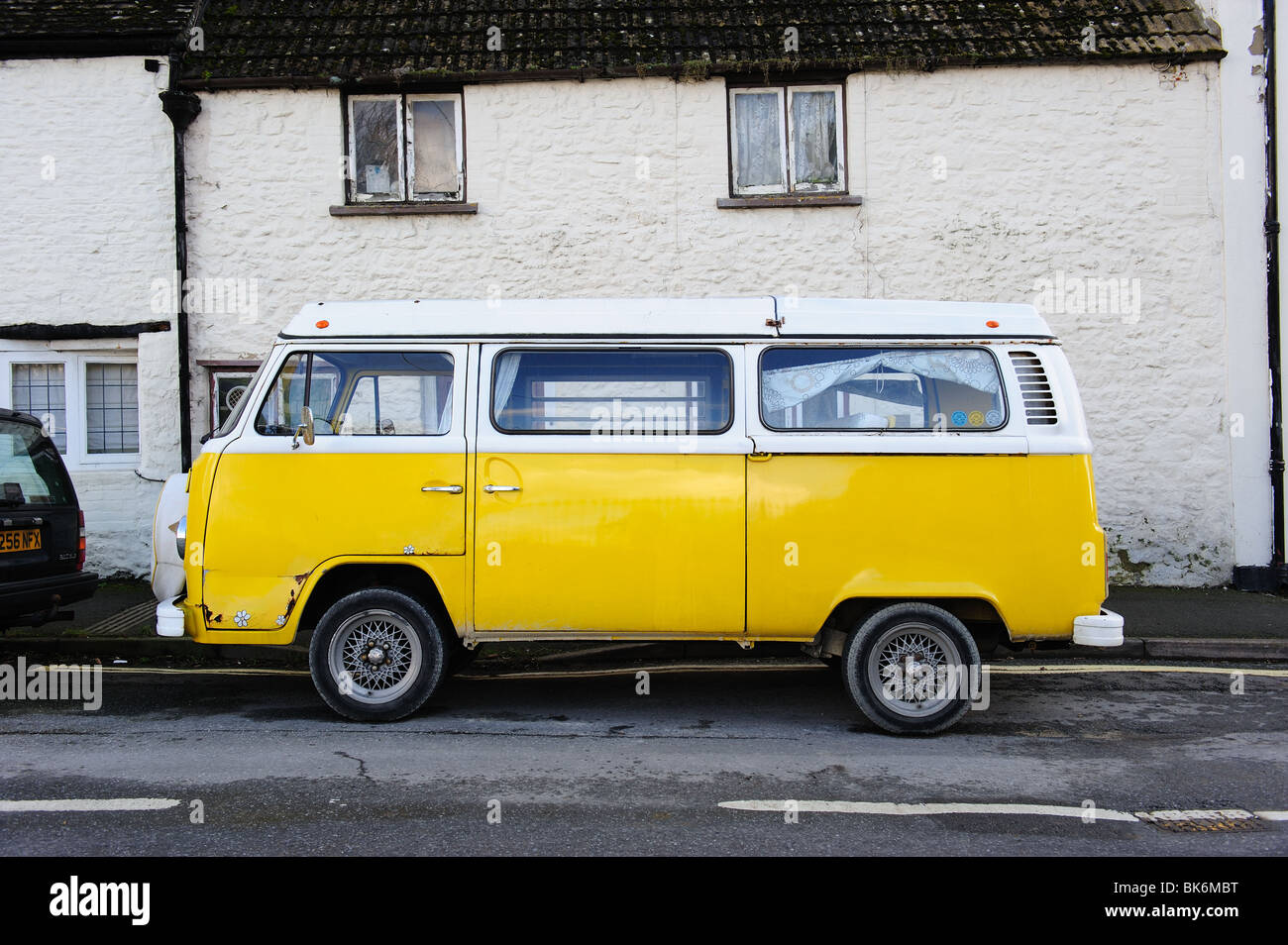 Volkswagen Camper van gelb Hippie Hippies camping VW feste Profil Seite Ansicht Retro-Retrospektive vintage Stockfoto