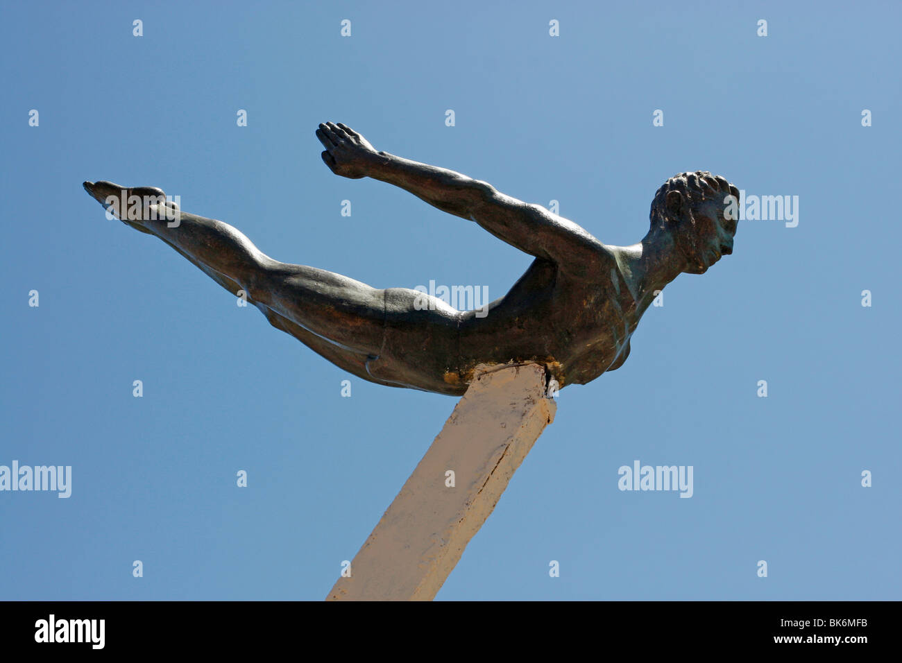 Bronzestatue eines Taucher-Top von der "La Quebrada Cliffs, Acapluco, Mexiko, wo Taucher von einer hohen Klippe ins Meer stürzen. Stockfoto