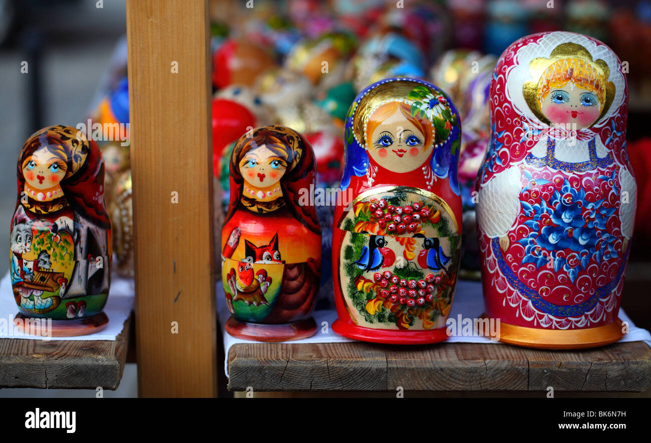 Matroschka Matrioshkas bunten Puppe Puppen, Babuschka Babushkas russische bunten Puppe Puppen, russische verschachtelte Puppe Puppen Stockfoto