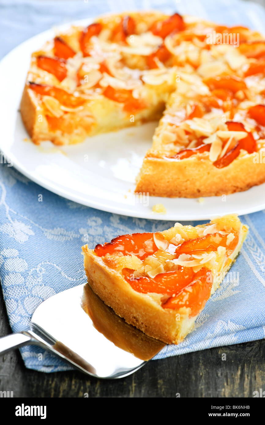 Scheibe des frisch gebackenen Aprikose und Mandel Kuchen dessert Stockfoto