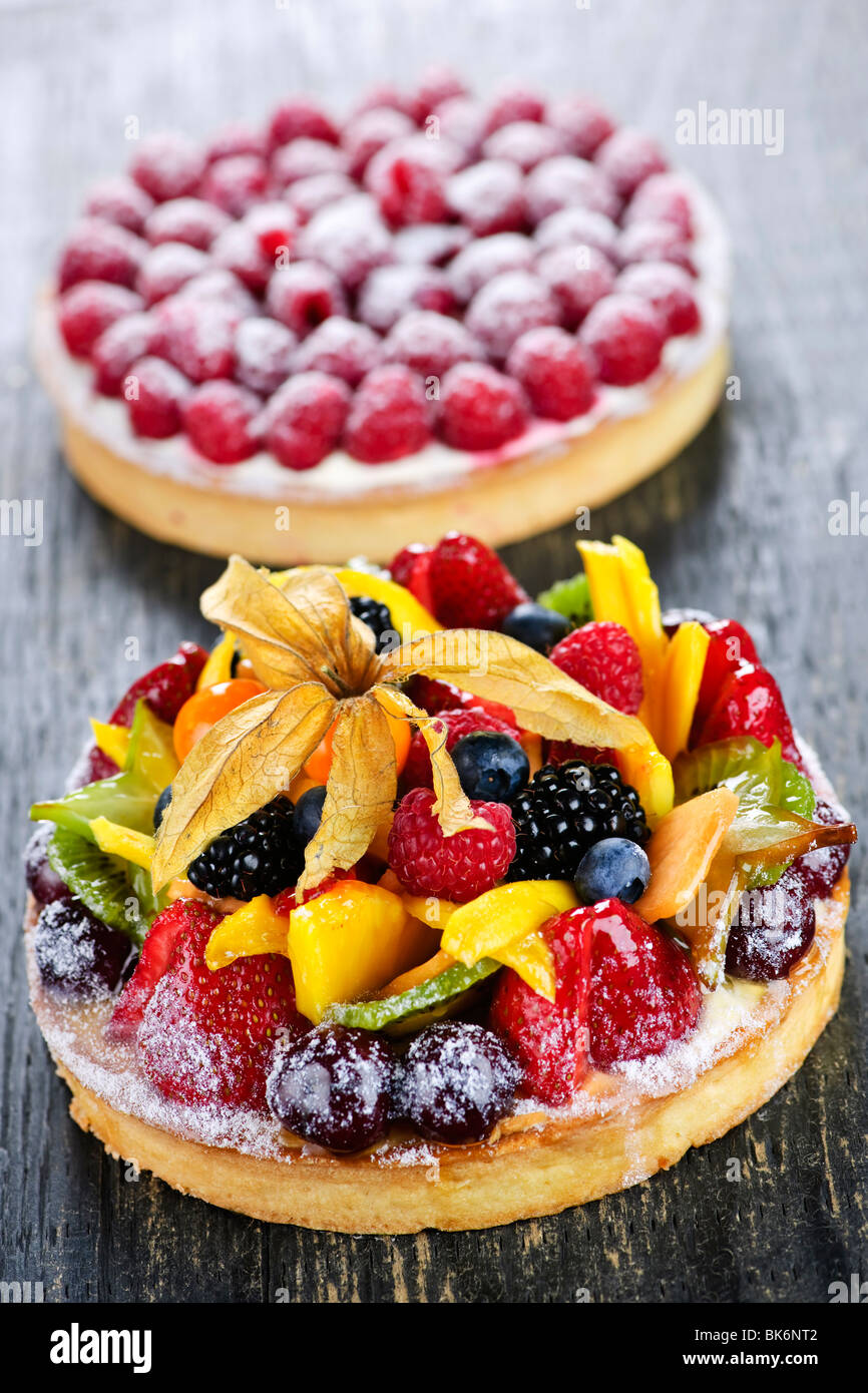 Frisches Dessert Torten mit verschiedenen Früchten und Beeren Stockfoto
