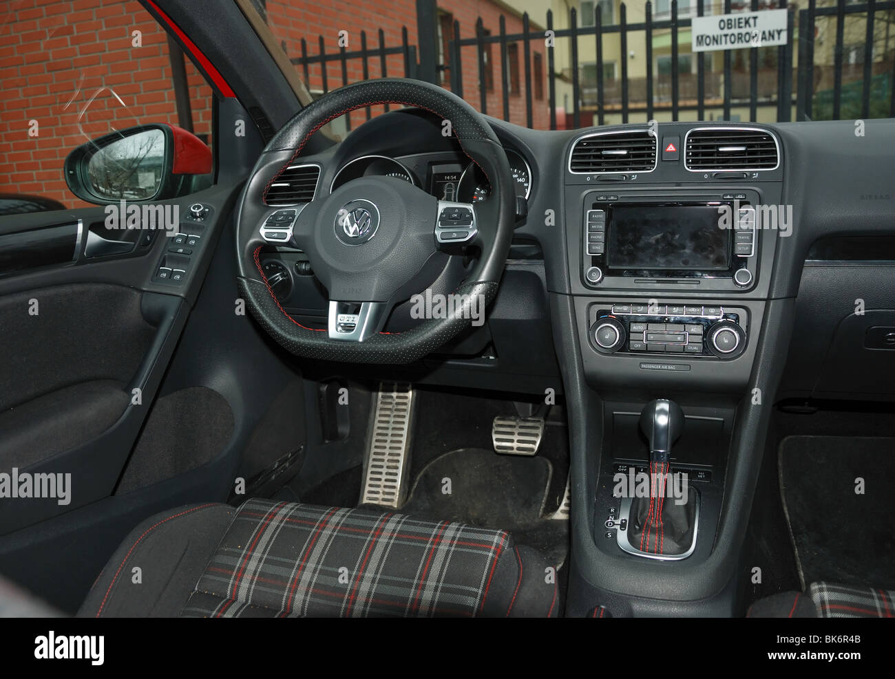 Volkswagen Golf VI GTI - 2009 - rot Metallic - fünf Türen (5D) - deutsche untere Mittelklasse-Auto, C-Segment - Interieur Stockfoto