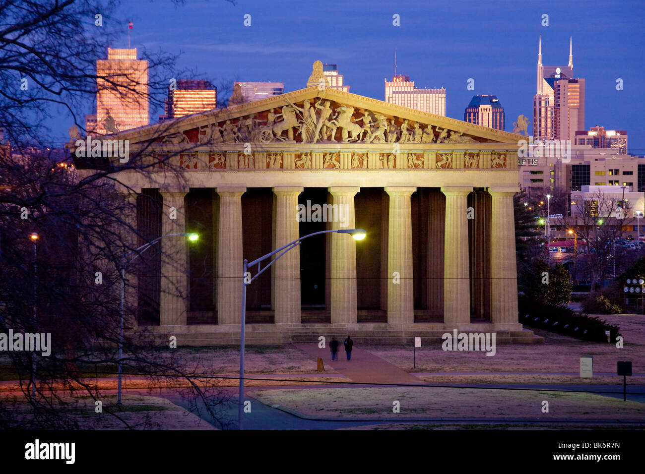 Parthenon-Replikat in Nashville, Tennessee, mit Skyline hinter Stockfoto