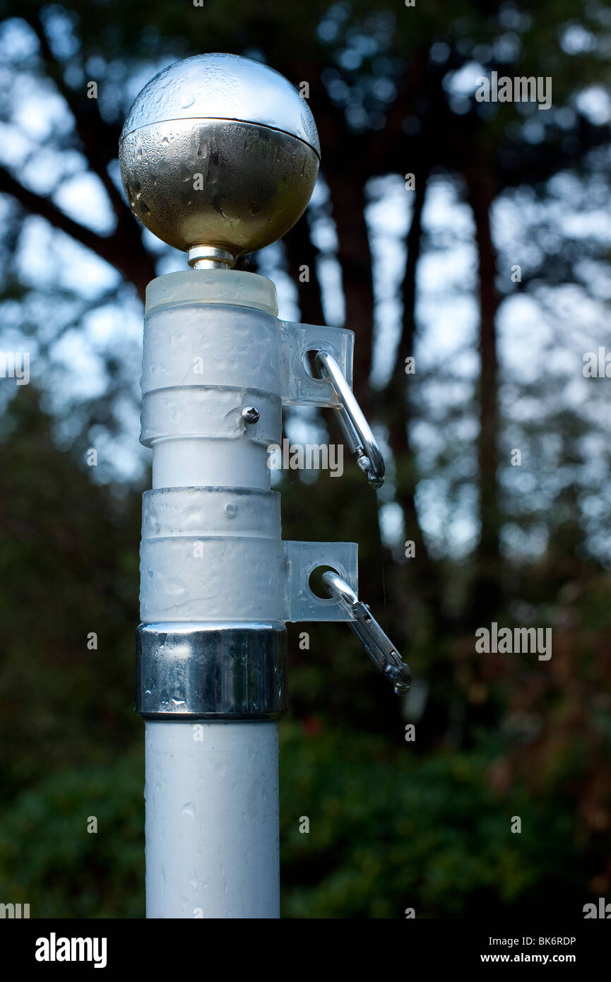 Eisenpfahl Zaun mit einer glänzenden runden Kugel an der Spitze Stockfoto