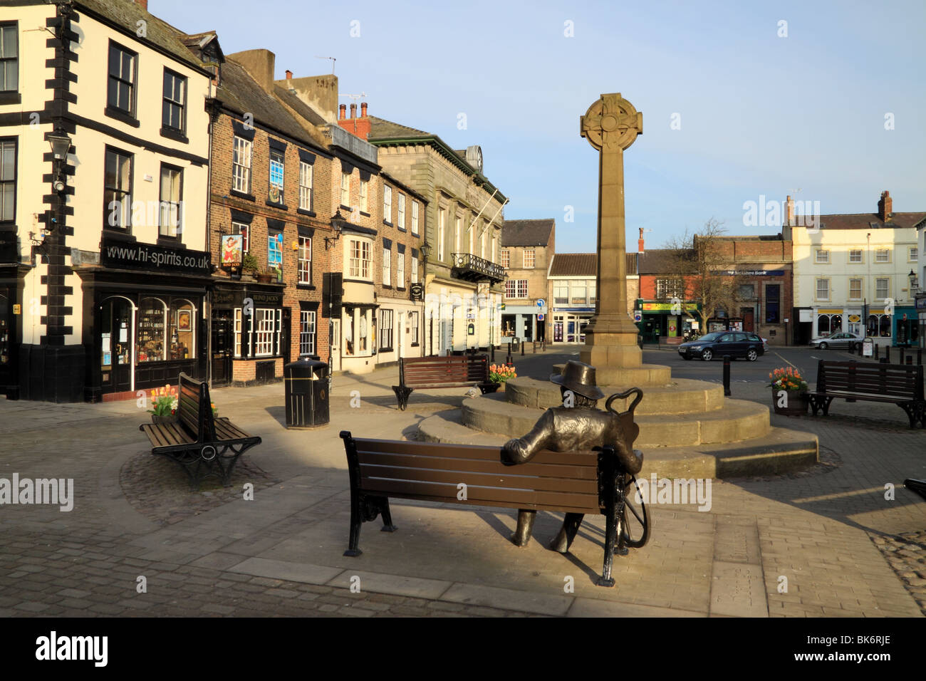 Der Market Cross bei Knaresborough und die blinde Jack Statue von Barbara Asquith, Nidderdale, North Yorkshire UK Stockfoto