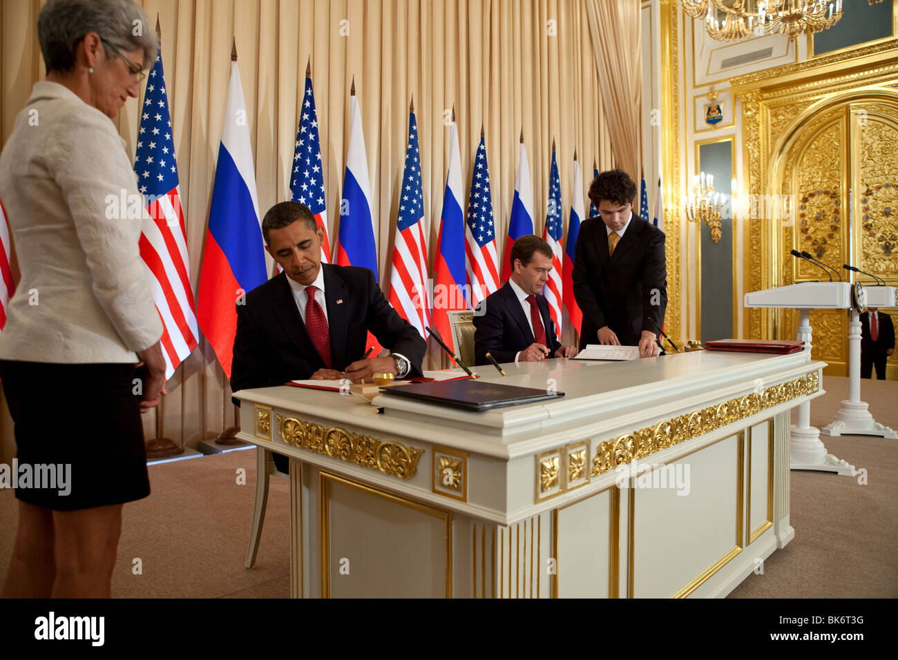 Präsident Barack Obama und der russische Präsident Dmitry Medvedev unterzeichnen Vorvertrag, nukleare Arsenale zu reduzieren. Stockfoto
