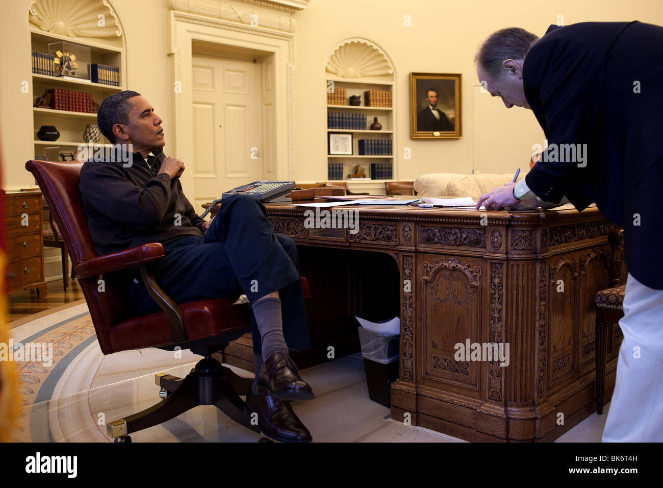 Präsident Barack Obama spricht am Telefon im Oval Office mit Dmitri Medvedev, Präsident der Russischen Föderation, 13. März 2010. Stockfoto