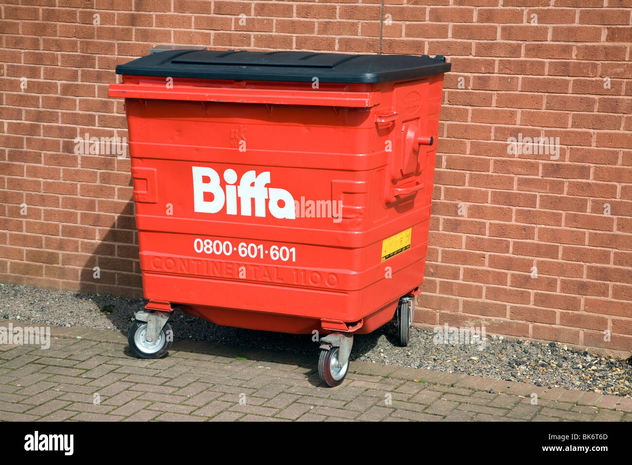 Rot Biffa Abfallbehälter wheelie Stockfoto