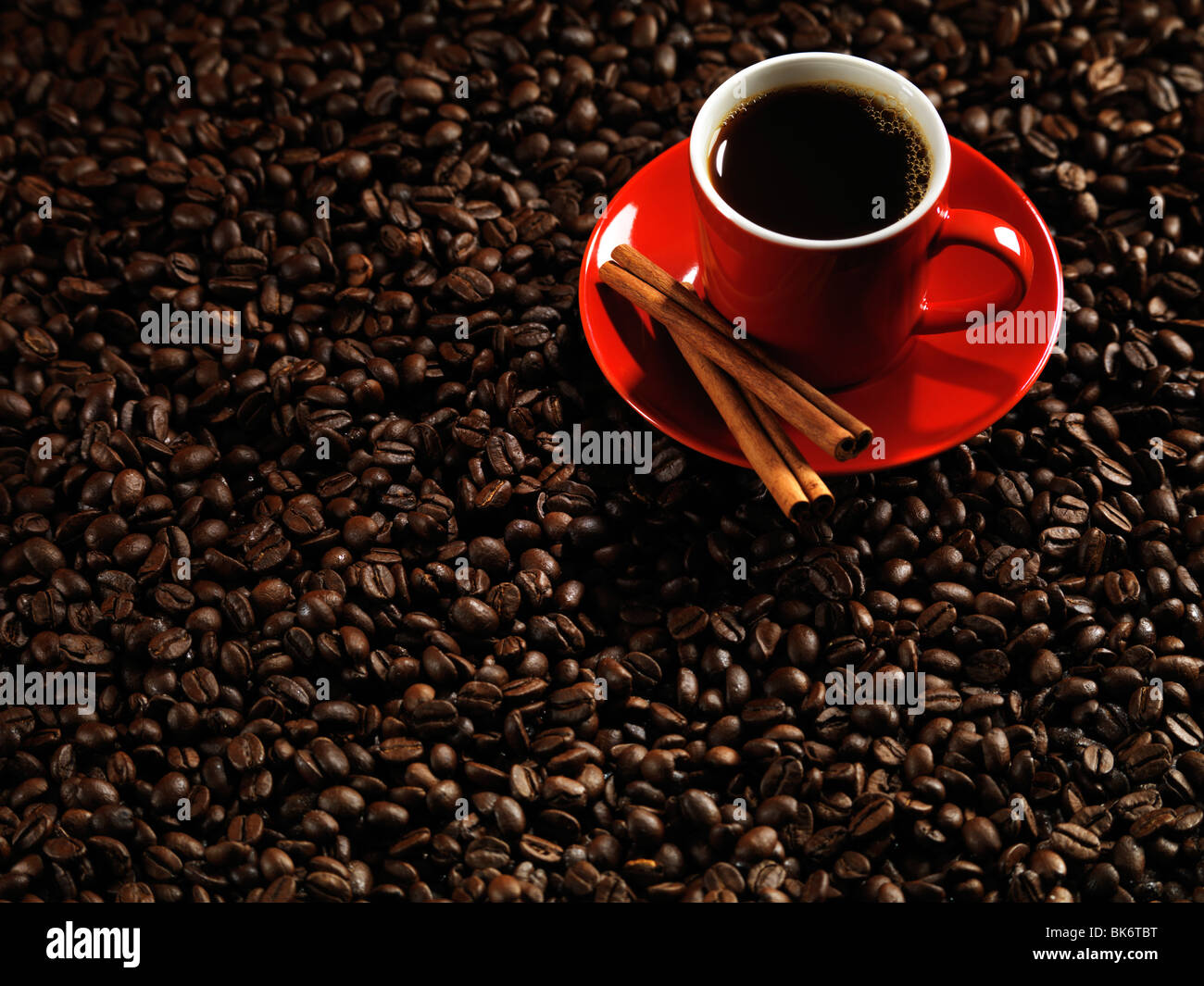 Rote Tasse Kaffee Kaffee Bohnen Hintergrund Stockfoto