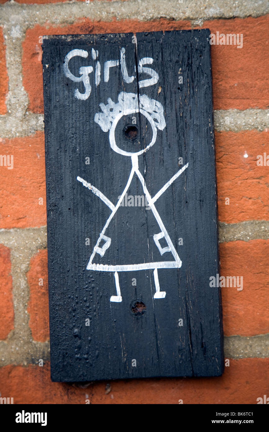 Mädchen Toilette Schild auf Ziegelwand mit Strichmännchen zeichnen Stockfoto