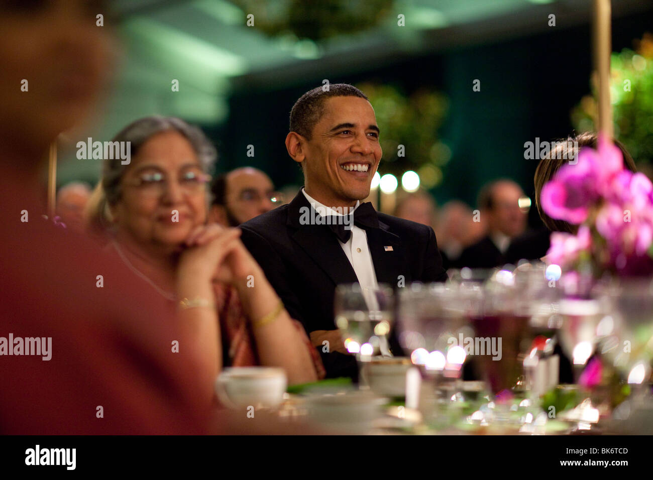 Präsident Barack Obama lächelt, während gerade die Unterhaltung abends stand für Premierminister Manmohan Singh von Indien Stockfoto