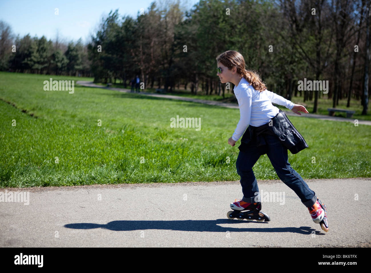 9 Jahre alt kaukasisch Mädchen Skaten im park Stockfoto