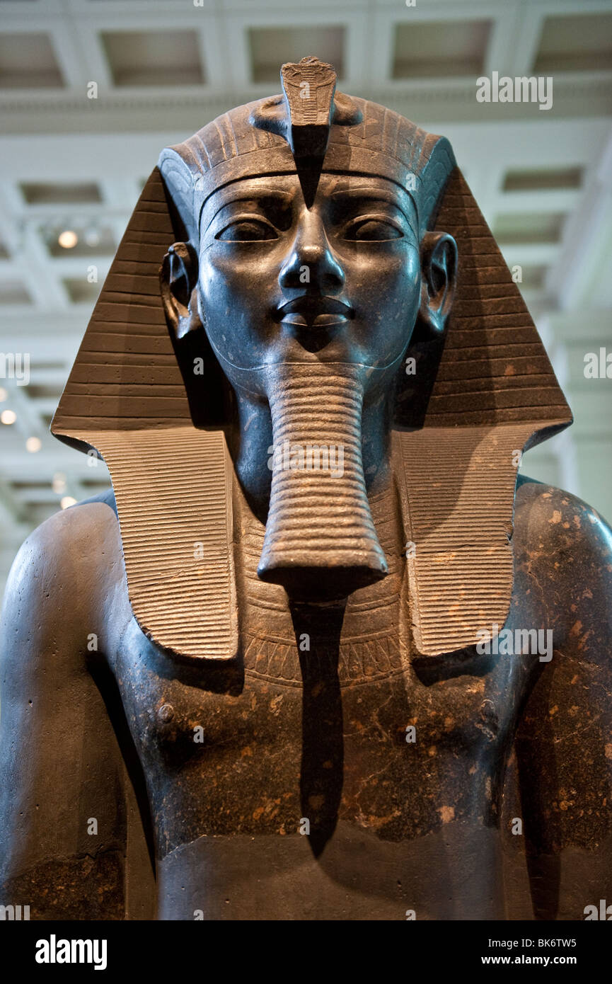 Ramses ii statue Fotos und Bildmaterial in hoher Auflösung Alamy