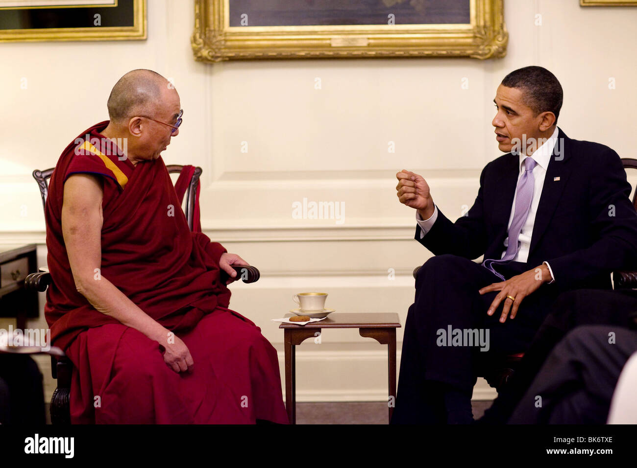 Präsident Barack Obama trifft mit seiner Heiligkeit dem Dalai Lama in der Map Room des weißen Hauses, 18. Februar 2010. Stockfoto