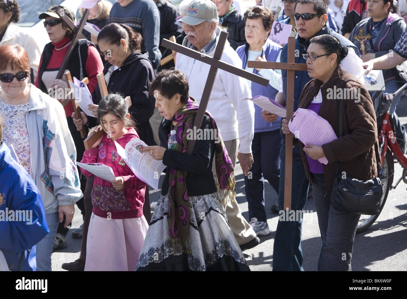 Katholiken verschiedener ethnischer Gruppen beteiligen sich am Karfreitag eine Prozession von "der Kreuzweg" Stockfoto