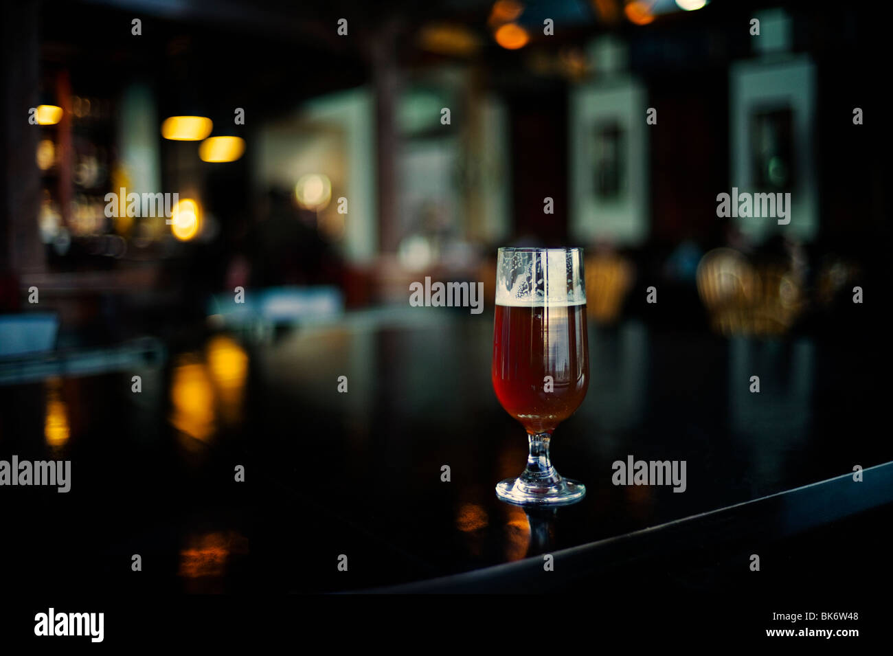 In der Nähe von vollen Glas rotes Bier am Tisch im Pub. Stockfoto