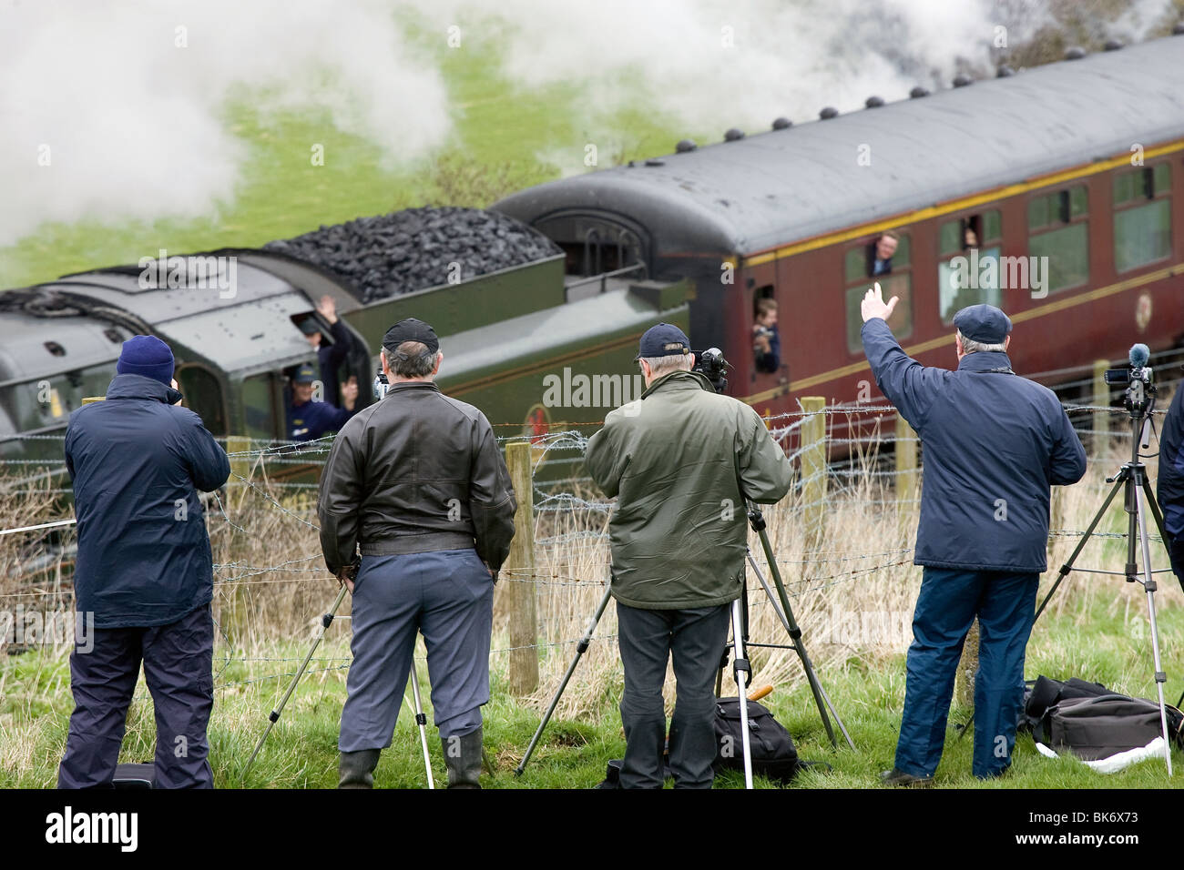 Eisenbahnfans gerade einen Dampfzug Klettern Dainton Bank in Devon. Stockfoto