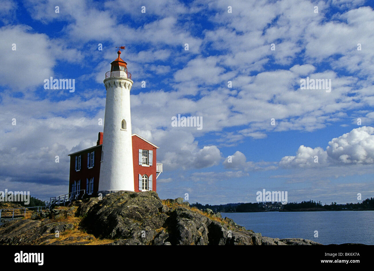 Ein Blick auf den historischen Fisgard Leuchtturm am Fort Rodd Hill auf der Straße von Juan de Fuca in Victoria, British Columbia, Kanada Stockfoto