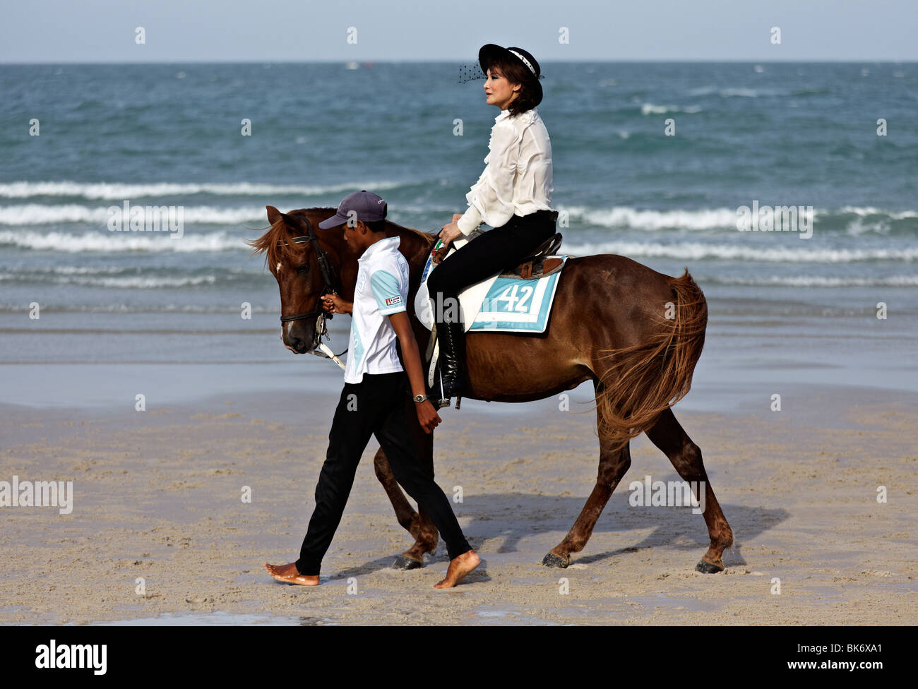 Frau ein Pferd reiten auf einem Thailand Strand Stockfoto