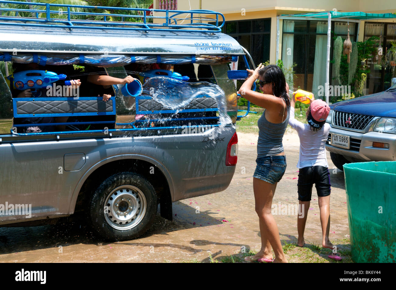 Thai Lady Enten Wasser am Songkran Festival Koh Phangan Thailand Stockfoto
