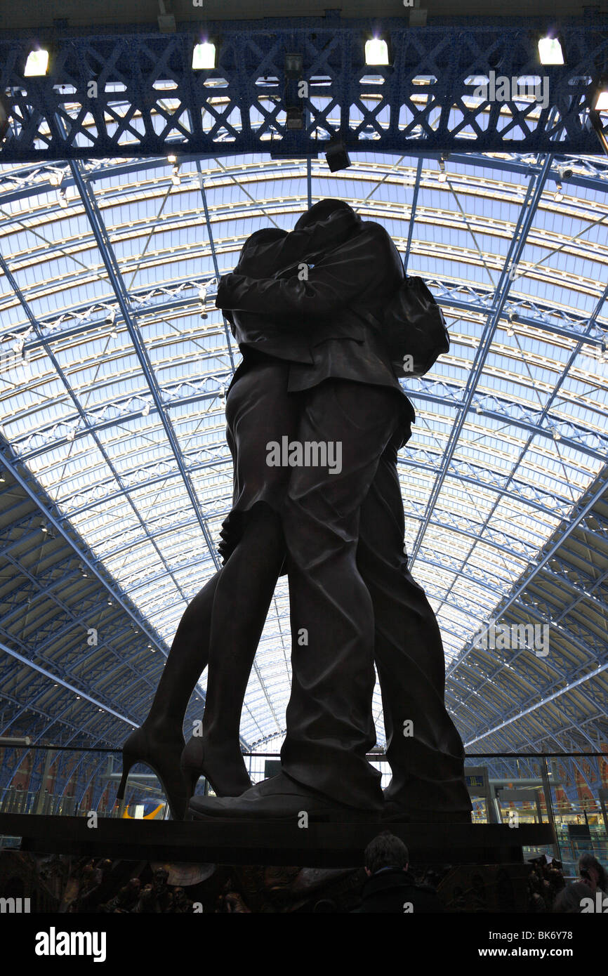 Statue eines küssenden Paares, St Pancras international Station, London Stockfoto