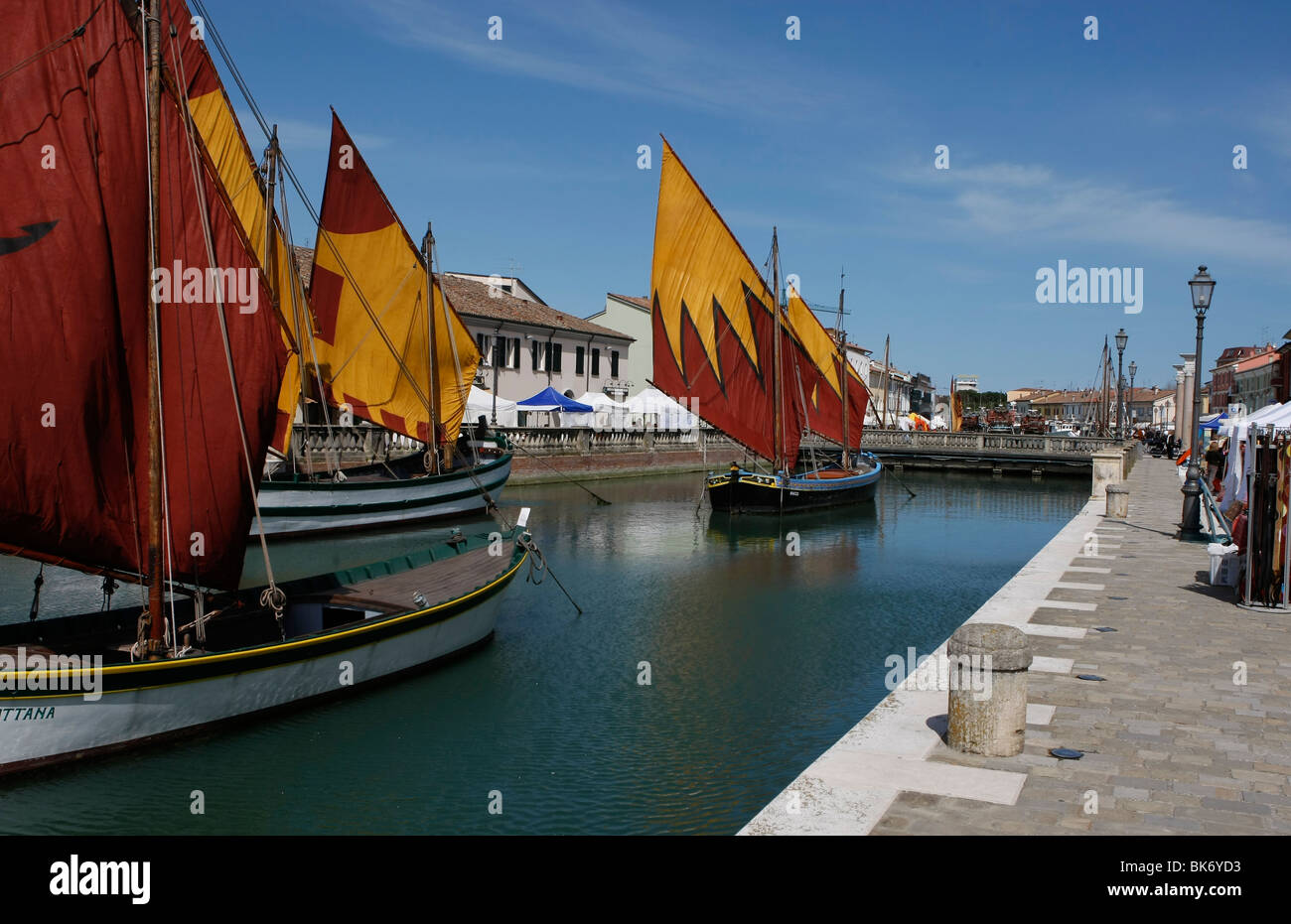 Museumsschiffe im Hafenkanal, der von Leonardo da Vinci, Cesenatico, Forlì-Cesena Provinz Emilia-Romagna, Italien entwickelt wurde, Stockfoto