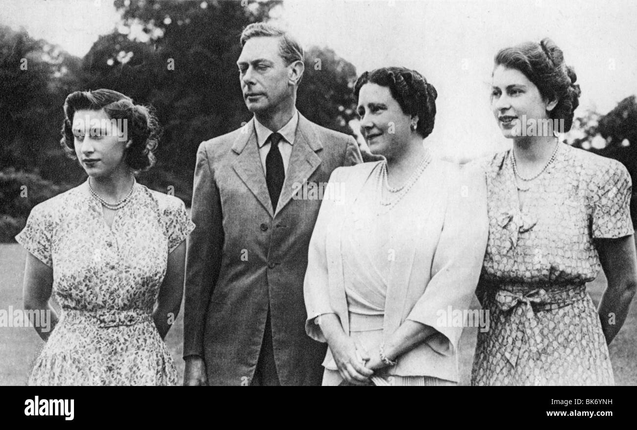 König GEORGE VI mit von links Prinzessin Margaret, Königin Elizabeth und Prinzessin Elizabeth über 1945 Stockfoto