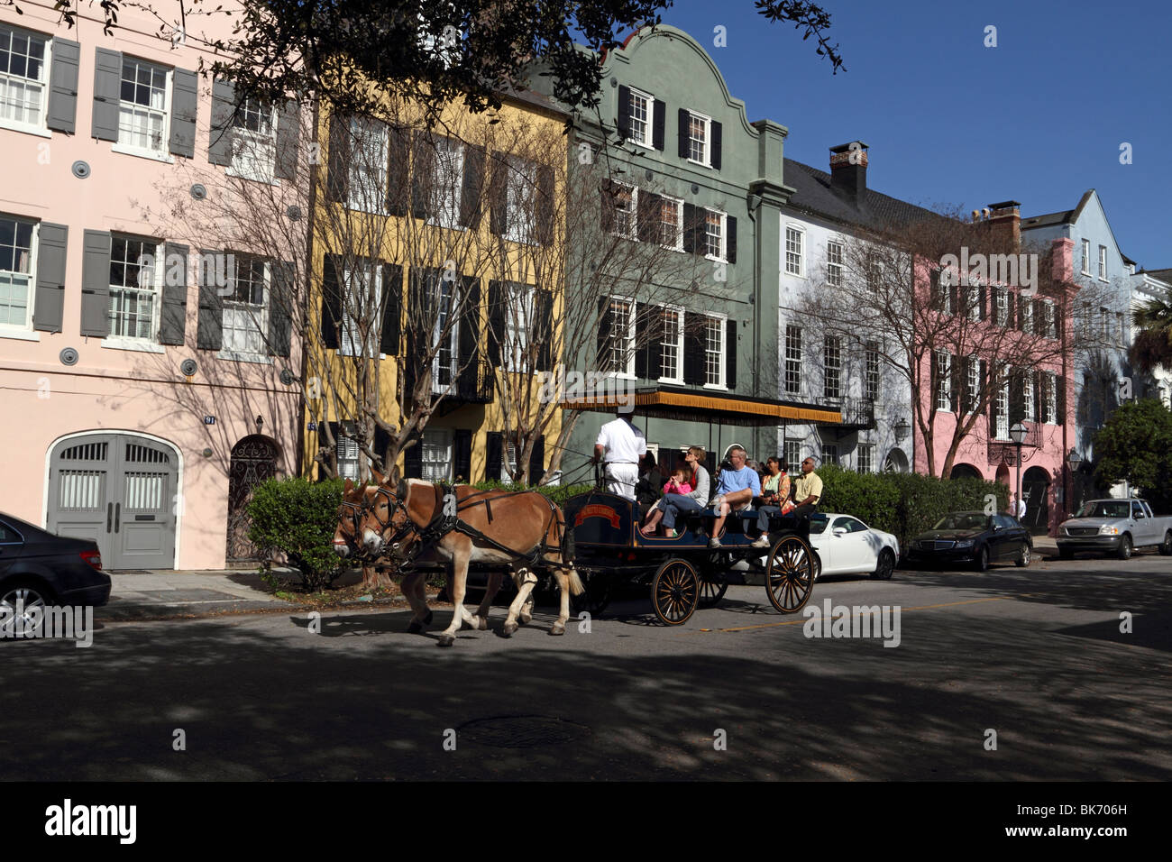 Eine Kutschenfahrt, vorbei an einer Portion Rainbow Row, malte Privatresidenzen Pastellfarben von ihren Besitzern, Charleston, SC, USA Stockfoto