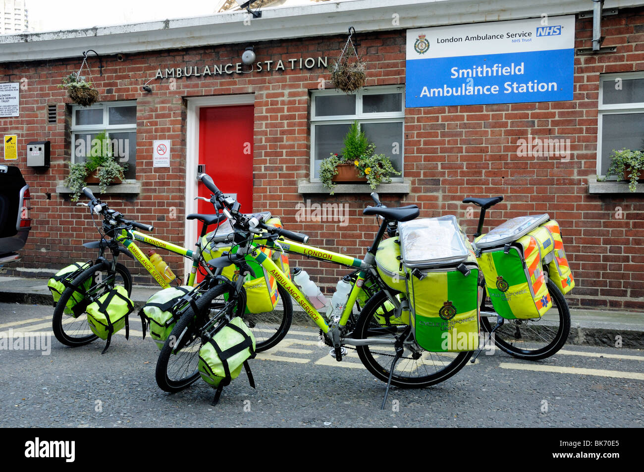 Sanitäter-Zyklus Reaktion Einheit Fahrräder Smithfield Ambulance Station London England UK Stockfoto