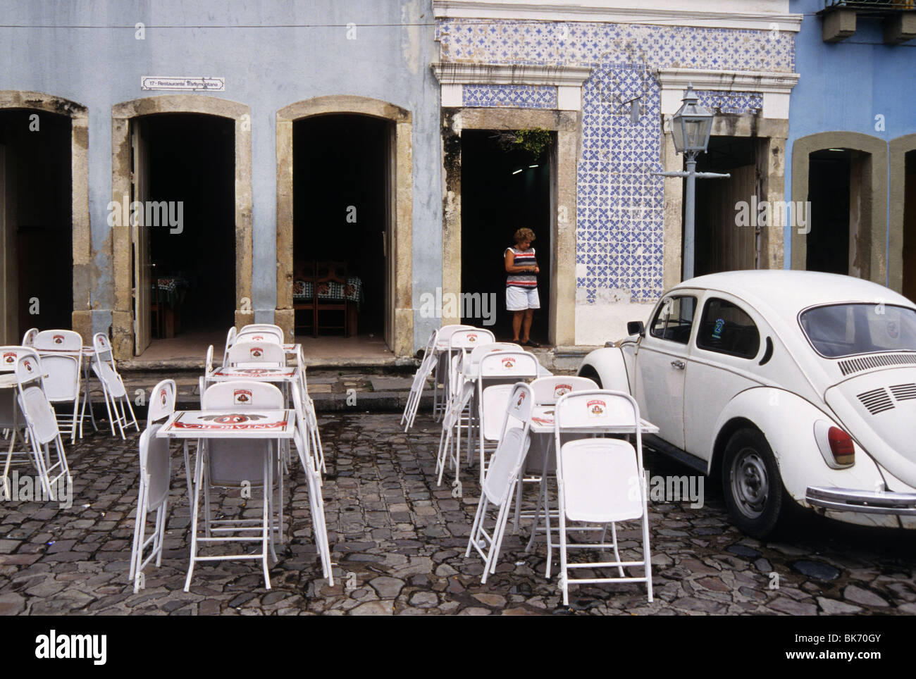 Auto geparkt vor einem leeren Restaurant in Recife - Brasilien Stockfoto