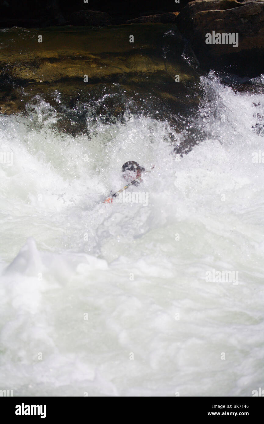 MÄNNLICHE KAJAKFAHRER ABSTURZ DURCH STROMSCHNELLEN BULL SCHLEUSE CHATTOOGA RIVER GEORGIEN SÜDCAROLINA WILDWASSER KAJAK Stockfoto