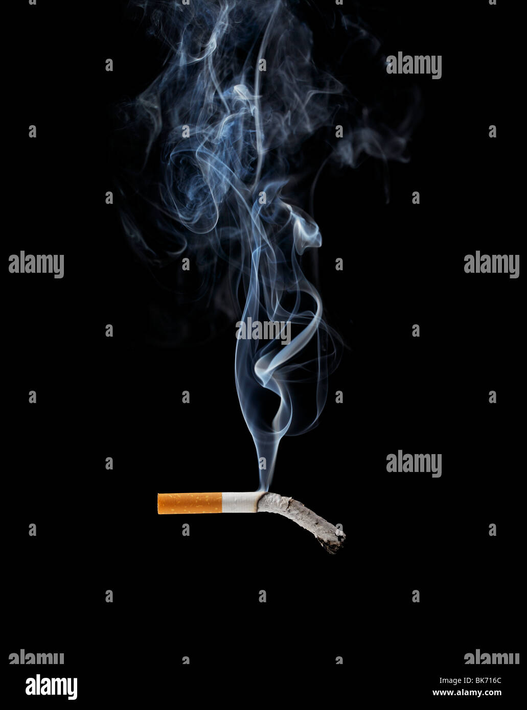 Eine Zigarette rauchen auf schwarzem Hintergrund Stockfoto