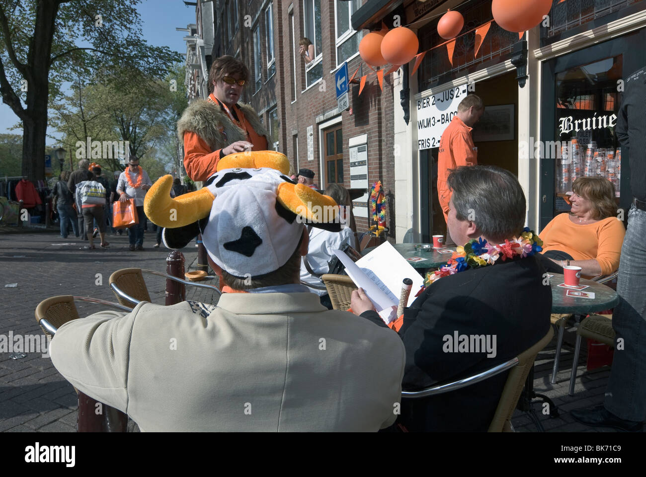 Niederländische Menschen feiern Königinnentag im Stadtteil Jordaan, Amsterdam Stockfoto