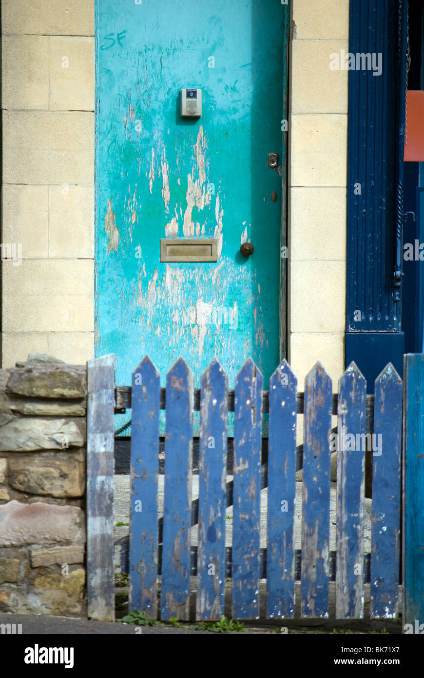 Hölzerne Eingangstür mit abblätternde Farbe. Stockfoto