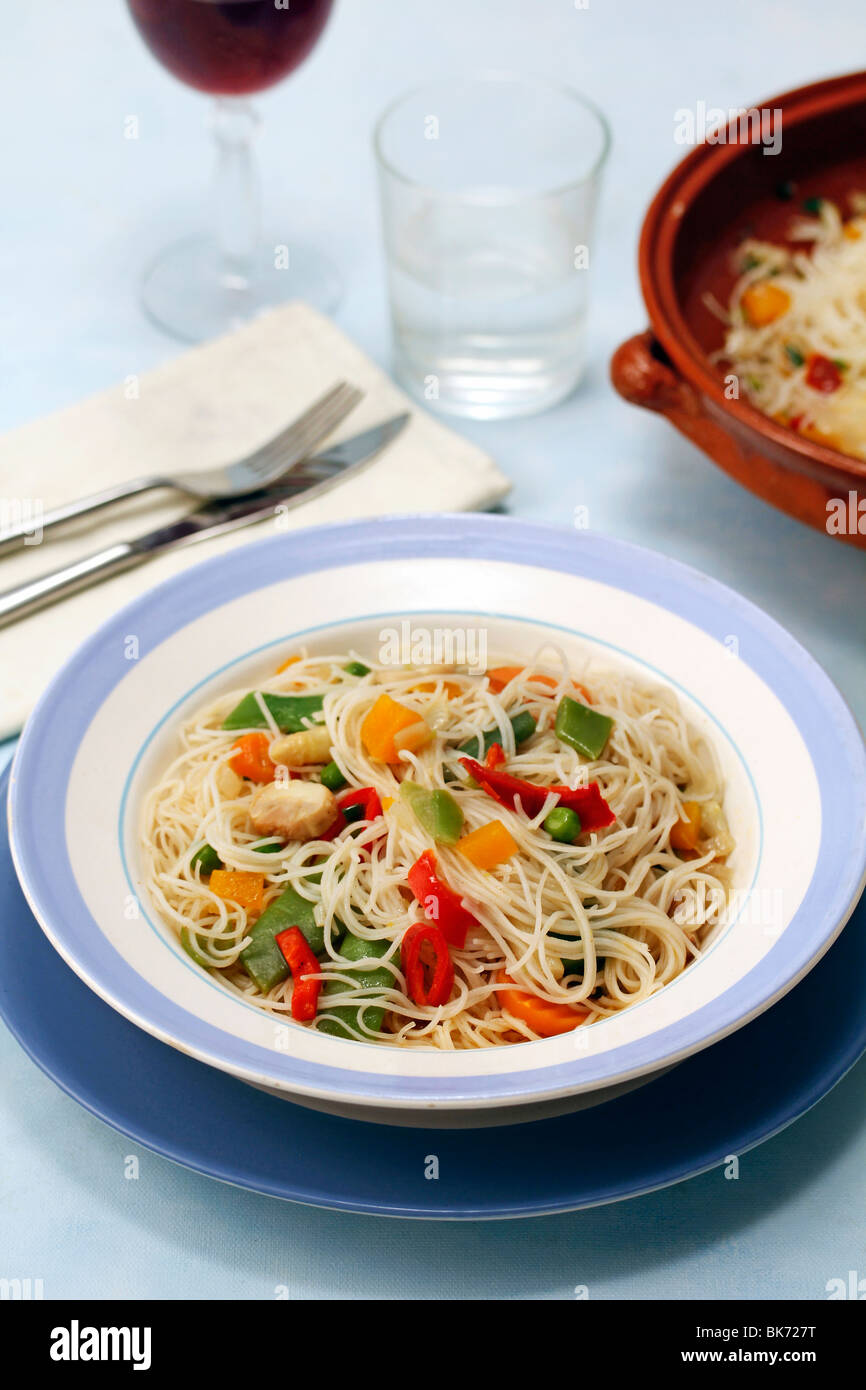 Chinesische Nudeln mit Gemüse. Schritt für Schritt: PEGCN PEGCMF - 0 - PEGCP PEGCNH - 1. Stockfoto